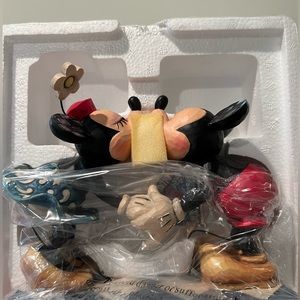 Walt Disney Showcase Collection “Smooch For My Sweetie" Mickey & Minnie Mouse